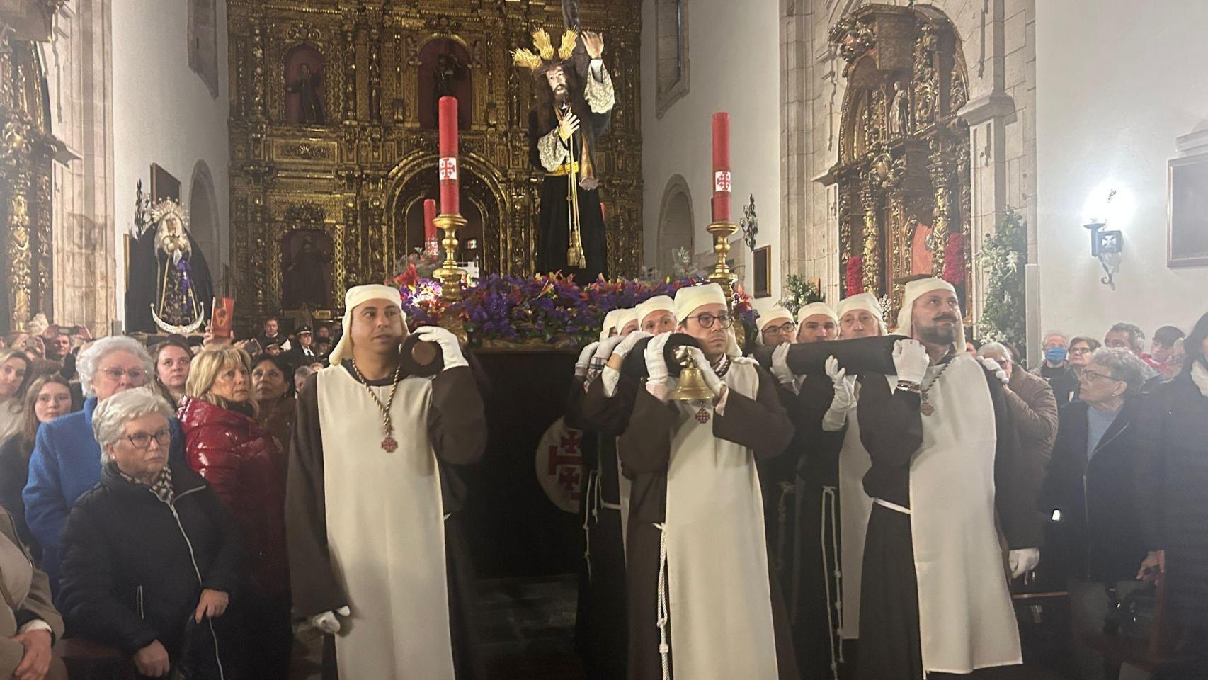 La lluvia amenaza el Jueves Santo y las procesiones se hacen a cubierto en A Coruña