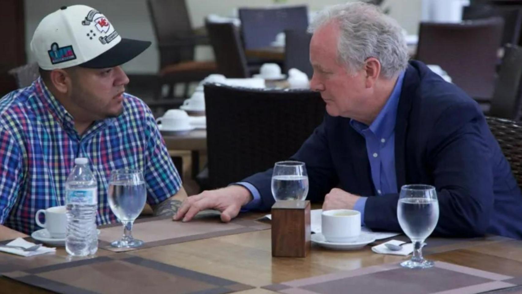 El senador demócrata Chris Van Hollen este jueves en El Salvador con Kilmar Ábrego García.