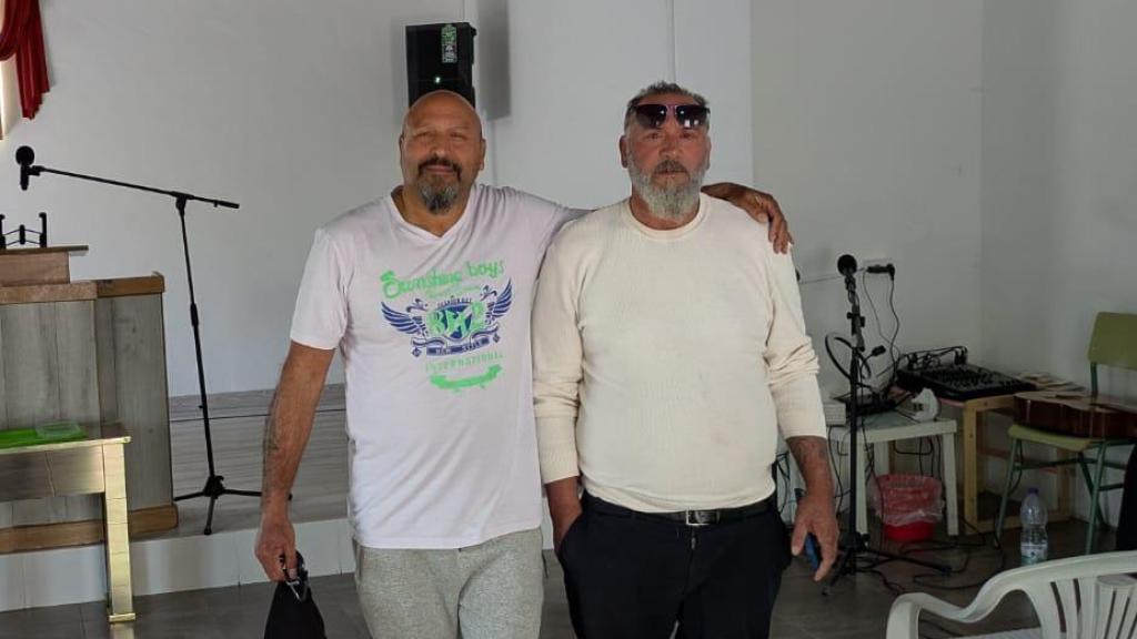 Los hermanos Olegario y Carlos, en la iglesia del poblado.