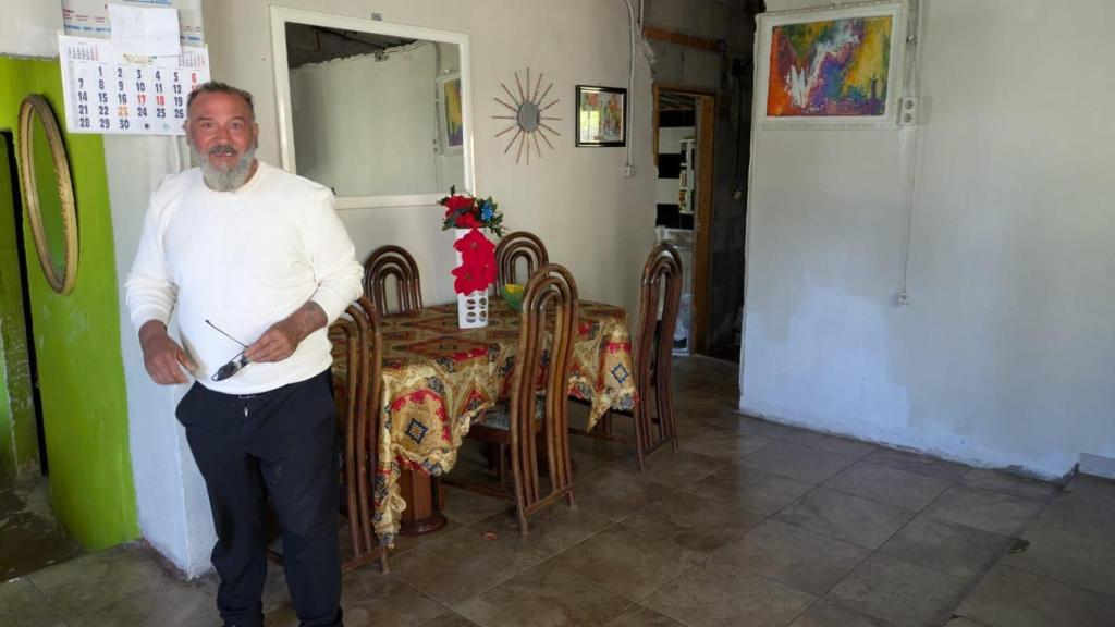 Carlos, en su casa de O Vao.