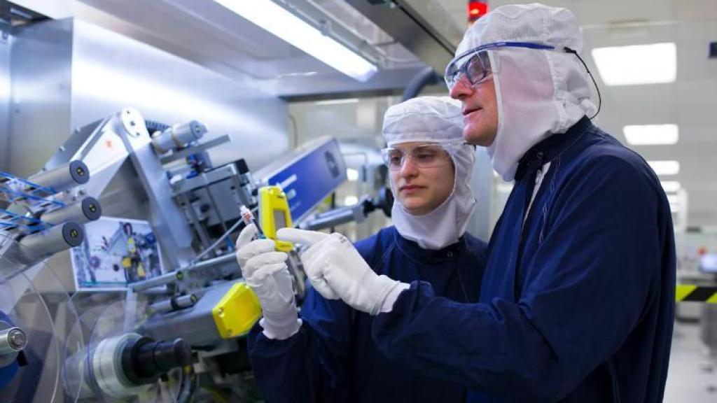 Dos trabajadores en una de las plantas de fabricación de la farmacéutica Eli Lilly.