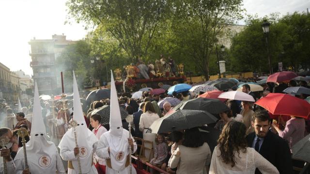 Paraguas en la Campana el Domingo de Ramos 2025