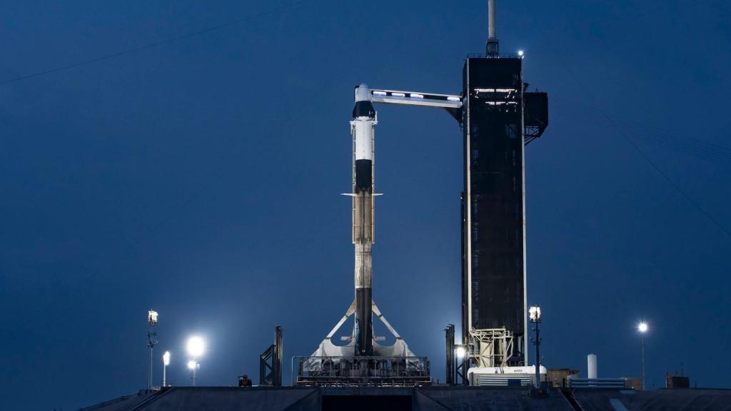 Cohete Falcon 9 con la cápsula Dragon integrada esperando el lanzamiento