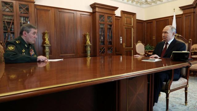 l presidente ruso, Vladímir Putin, durante su reunión con el jefe del Estado Mayor de este sábado en Moscú.