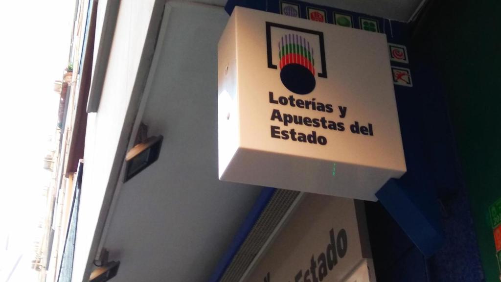 Cartel de una administración de Loterías y Apuestas del Estado.