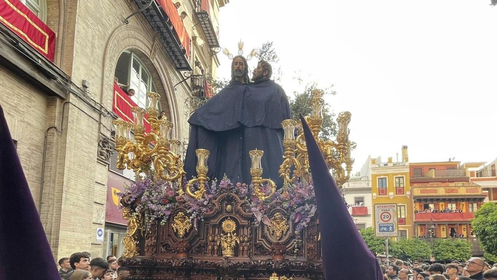 Las imágenes principales del misterio del Beso de Judas, protegidas ante la lluvia.