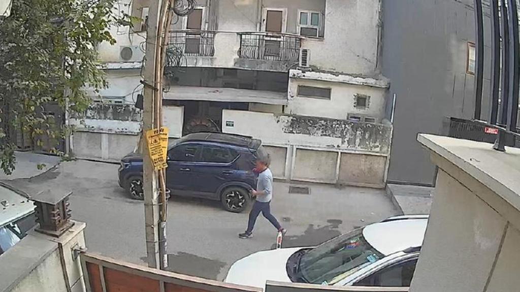 El comisario de la Calle, frente a la vivienda de la víctma.