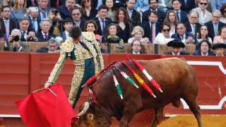 Daniel Luque torea con la muleta en la Maestranza de Sevilla