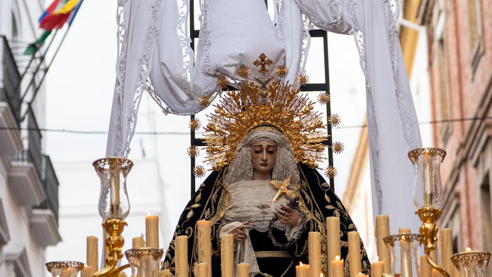 La Soledad de San Lorenzo, en su estación de penitencia el Sábado Santo 2025