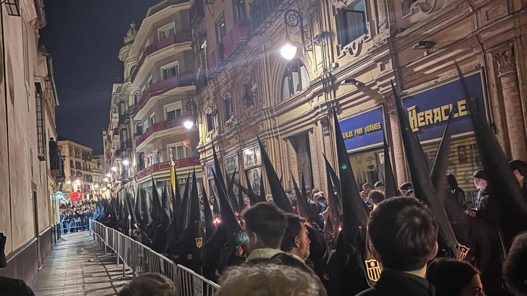 Vía de evacuación en la Cuesta del Rosario al paso de la Hermandad de Pasión.