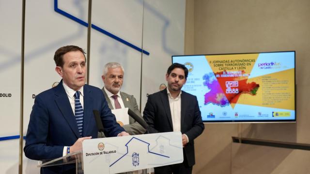 El presidente de la Diputación de Valladolid, Conrado Íscar; el presidente de la Asociación Víctimas del Terrorismo en Castilla y León, Sebastián Nogales; y el vicedecano del Colegio Oficial de Periodistas de Castilla y León, Jorge Francés