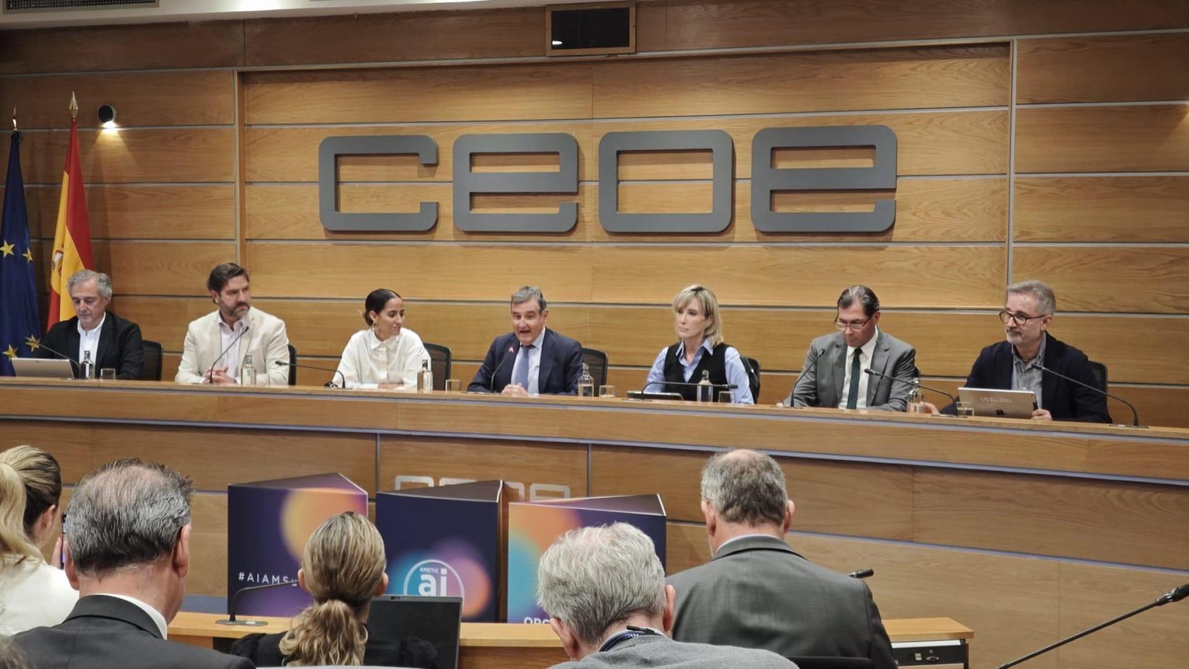Juan Luis Pedreño (PP), Tesh Sidi (Sumar), Francisco Hortigüela (Ametic), Luisa Sanz (PSOE) y Pedro Fernández (VOX), junto a Antonio Cimorra y Enrique Serrano en los extremos.