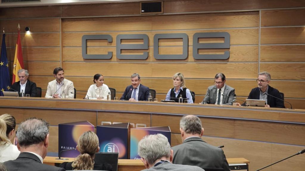 Juan Luis Pedreño (PP), Tesh Sidi (Sumar), Francisco Hortigüela (Ametic), Luisa Sanz (PSOE) y Pedro Fernández (VOX), junto a Antonio Cimorra y Enrique Serrano en los extremos.