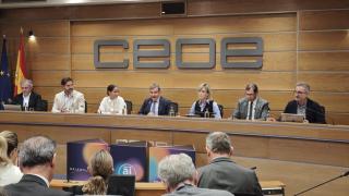 Juan Luis Pedreño (PP), Tesh Sidi (Sumar), Francisco Hortigüela (Ametic), Luisa Sanz (PSOE) y Pedro Fernández (VOX), junto a Antonio Cimorra y José María Lassalle en los extremos.