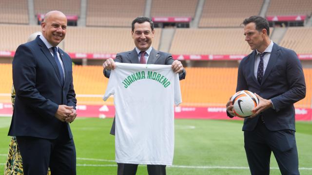 Juanma Moreno, este lunes en el estadio de La Cartuja de Sevilla.