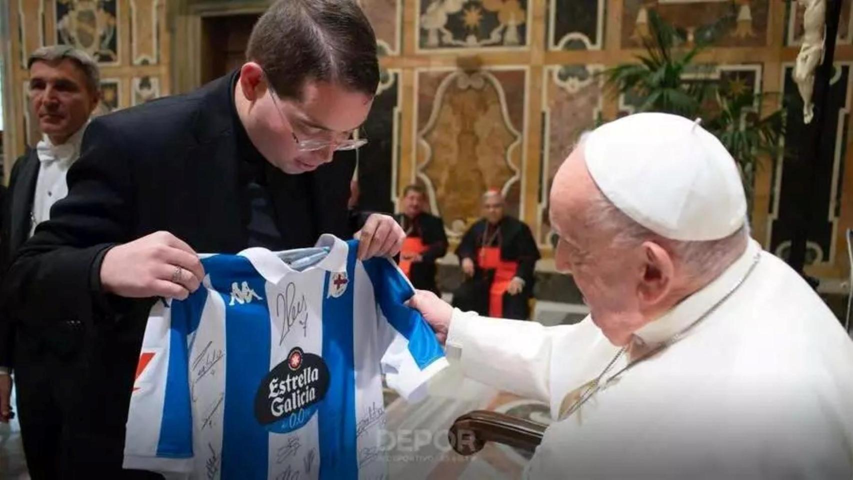 Yerai Fariñas entrega una camiseta firmada del Deportivo al Papa en noviembre de 2024.