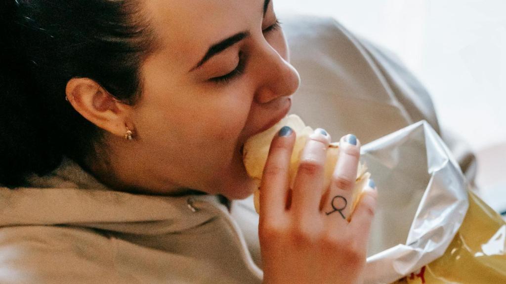 Atracón de patatas fritas.