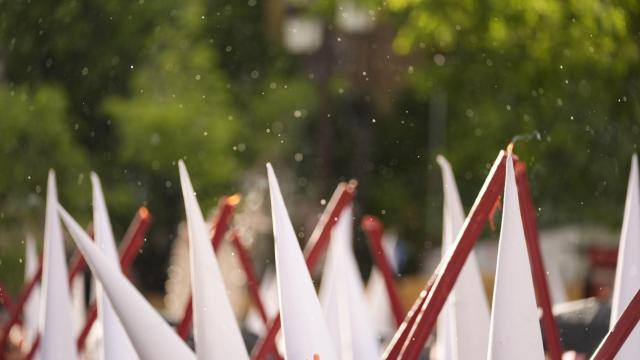 Imagen de los nazarenos con los cirios.