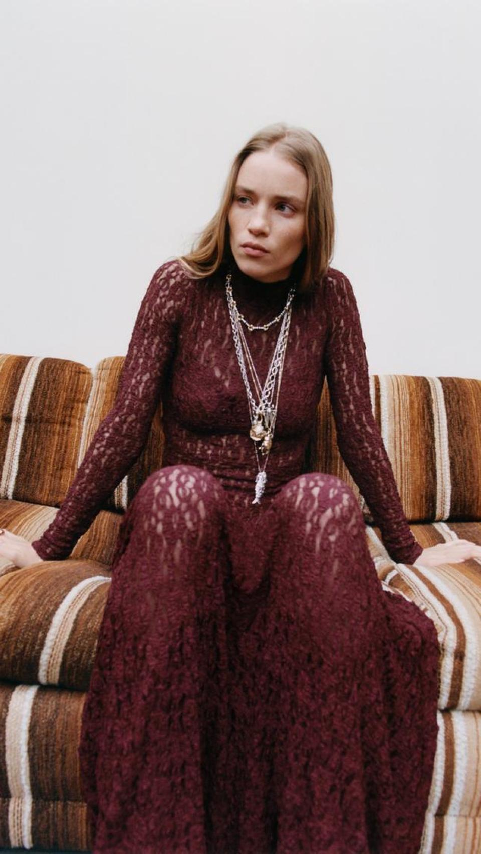 Vestido midi de encaje de Zara.