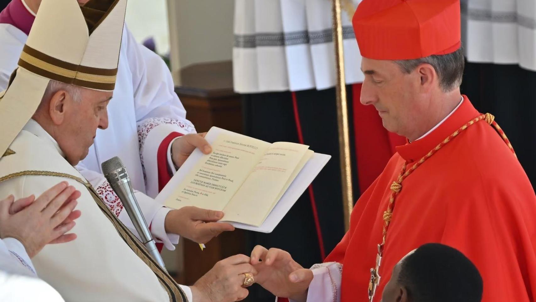 El padre Bustillo, en el momento de ser nombrado cardenal por el Papa Francisco.