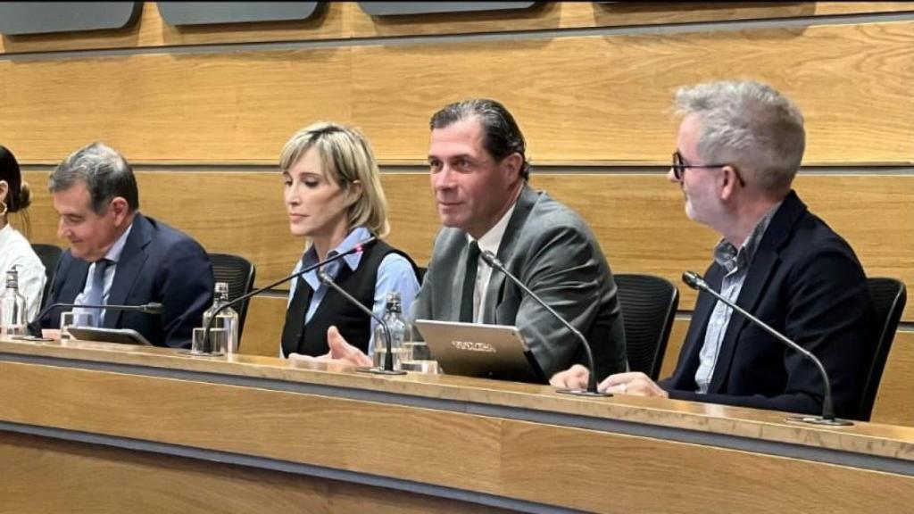 Luisa Sanz (PSOE) y Pedro Fernández (VOX), en el debate organizado por Ametic.