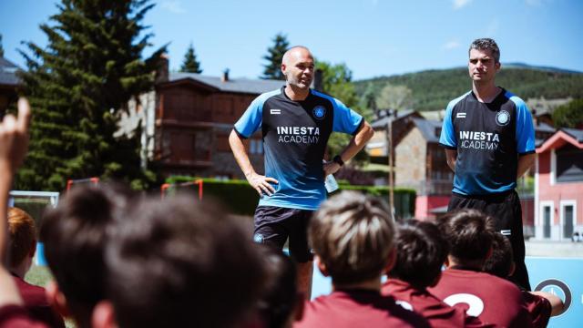 El exfutbolista Andrés Iniesta visitando el International Summer Camp de Iniesta Academy en Llívia (Girona).