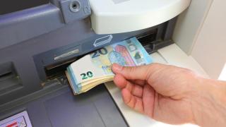 Encuentra 500 euros en un cajero de Salamanca y los entrega a la Policía: el dueño ha recuperado su dinero