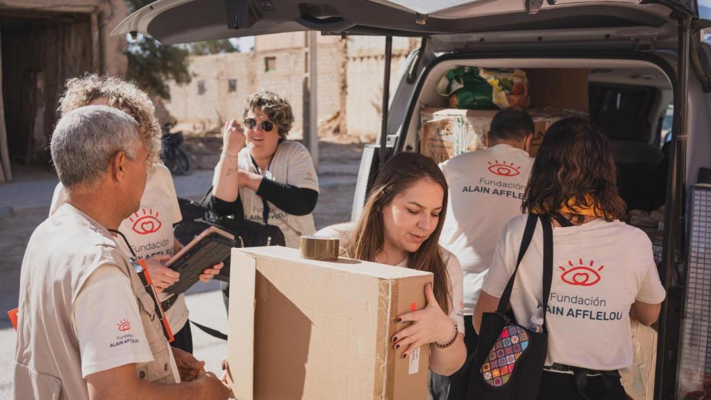Proceso de montaje para la jornada de graduación en la foto se ven a tres de las voluntarias junto con los coordinadores  de Alain Afflelou en Marruecos.
