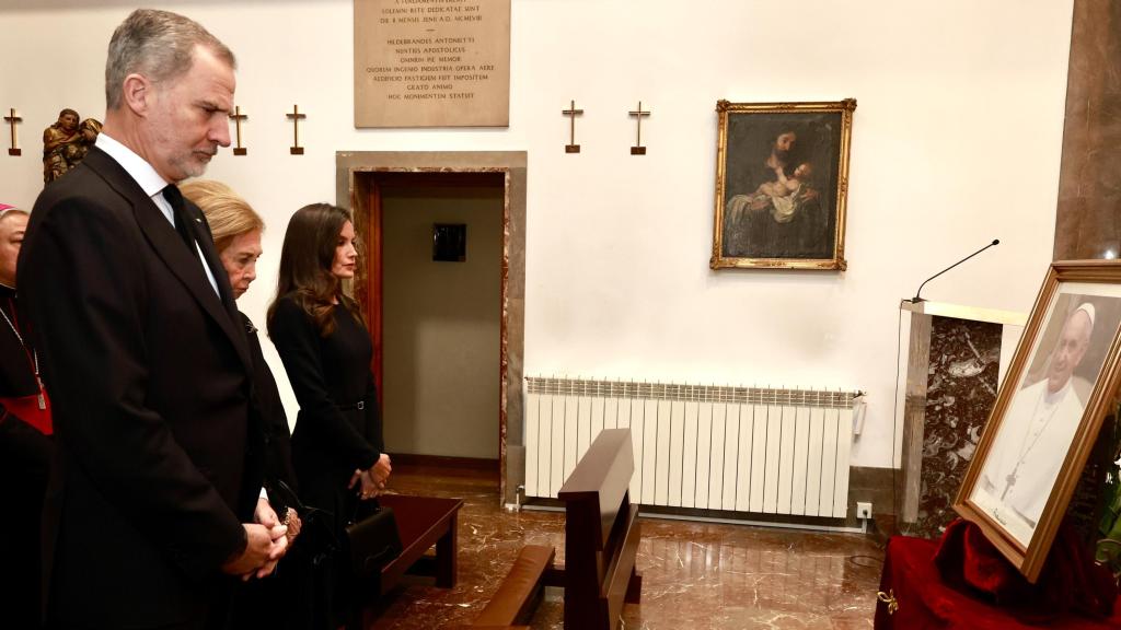 Los monarcas y la reina Sofía, en el interior de la capilla de la Nunciatura de Madrid.