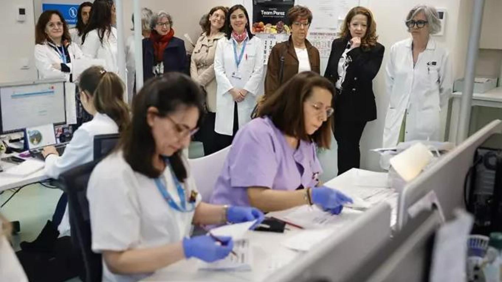 Trabajadores del hospital durante un evento con la Consejera de Sanidad, Fátima Matute.