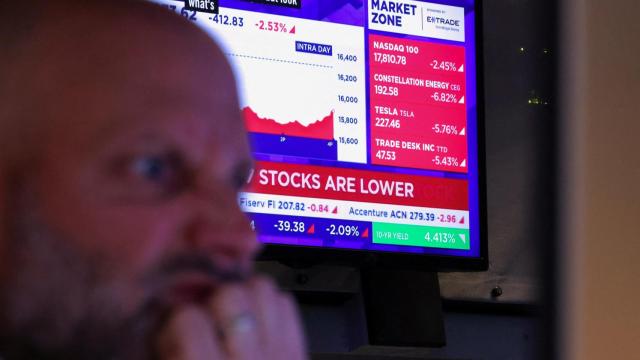 Un trabajador de lar Bolsa de Nueva York.
