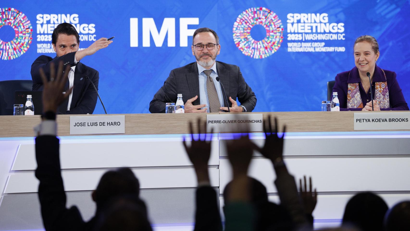 De izquierda a derecha: José Luis de Haro, Pierre-Olivier Gourinchas y Petya Koeva en la rueda de prensa de presentación del informe 'Perspectiva Económica Mundial' del FMI.