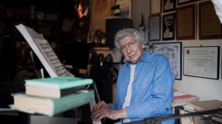 El mítico compositor Manuel Alejandro en su casa de Alcobendas, junto a su amado piano.