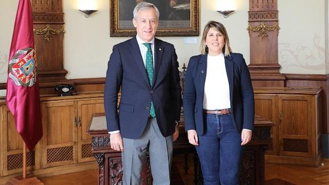 El presidente de Eurocaja Rural, Javier López Martín y la alcaldesa de Cartagena, Noelia María Arroyo Hernández, durante la visita institucional.