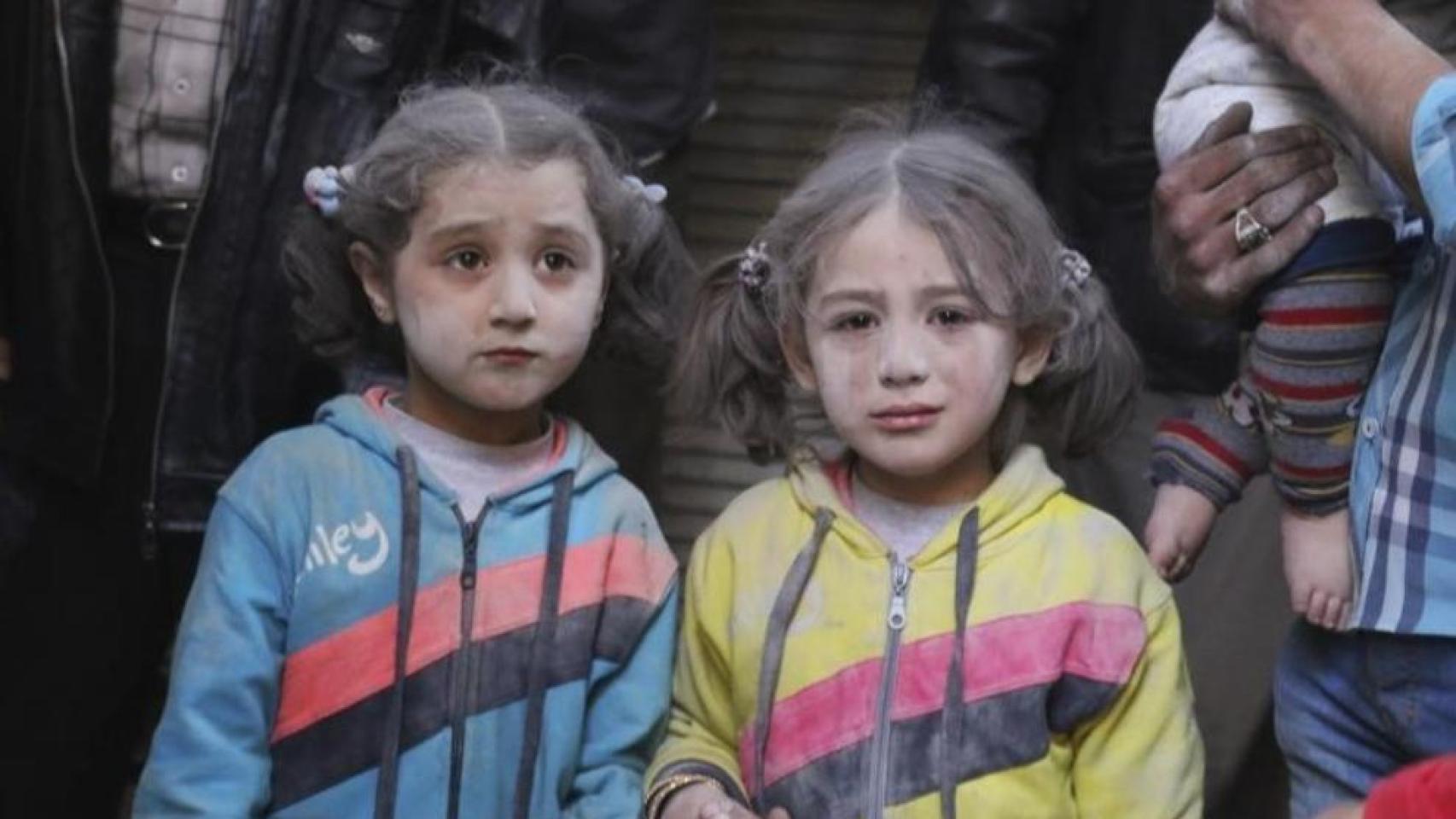 Dos niñas sobreviven a un ataque con misiles por parte de las fuerzas del presidente sirio Bashar al-Assad el 7 de abril de 2015.