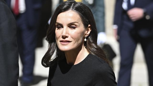 La reina Letizia, a su llegada a la Universidad de Alcalá para entregar el Premio Cervantes a Álvaro Pombo.