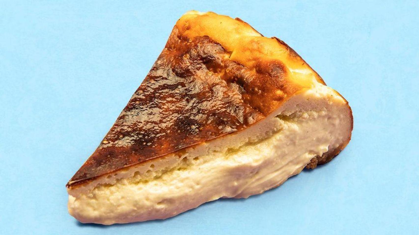 Una porción de la tarta de queso.