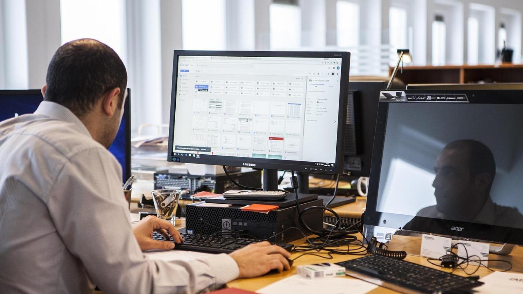 El puesto de trabajo de los funcionarios es cada vez más dependiente de la inteligencia artificial.