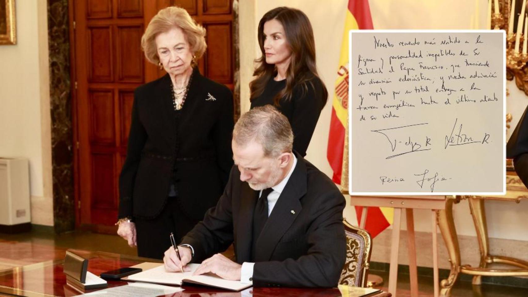 El rey Felipe, acompañado de las reinas Letizia y Sofía, firmando el libro de condolencias de la Nunciatura.