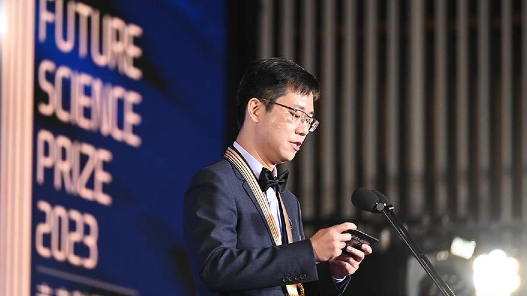 Kaiming He, uno de los autores del artículo más citado del siglo XXI, da un discurso tras recibir un premio.