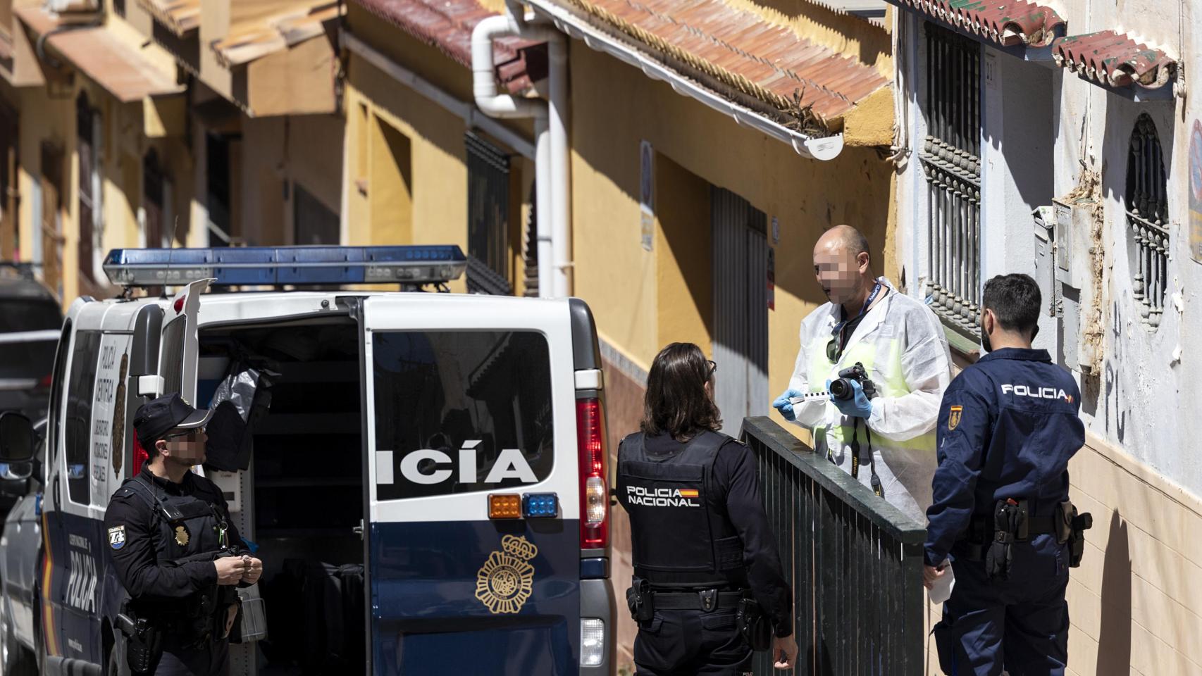 La Policía Nacional analiza la vivienda de una mujer que fue hallada muerta en Málaga.