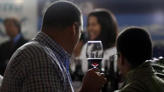 Una botella de vino costaría 5,60 euros si se establece un precio mínimo por unidad de alcohol.