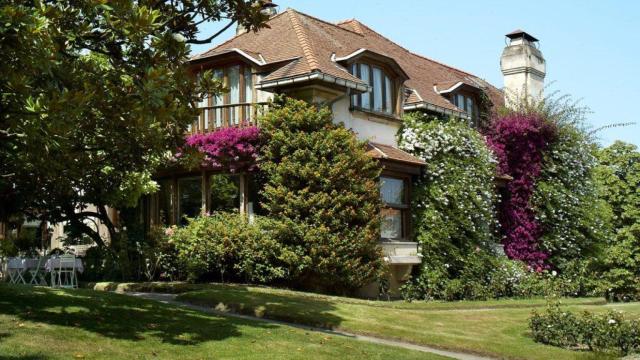 Los exteriores de la mansión.