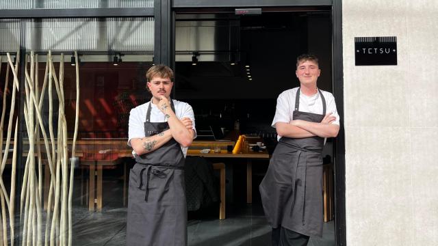 Miguel de Aguilar y João Kather en la entrada de Tetsu.