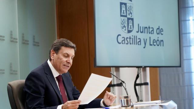 El consejero de Economía y Hacienda y portavoz, Carlos Fernández Carriedo, comparece en rueda de prensa posterior al Consejo de Gobierno.