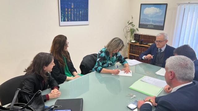 Firma de la escritura de compraventa del edificio de Correos y Telégrafos en Guadalajara.
