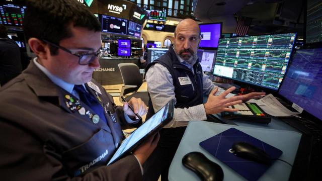 Dos operadores trabajan en la Bolsa de Nueva York.