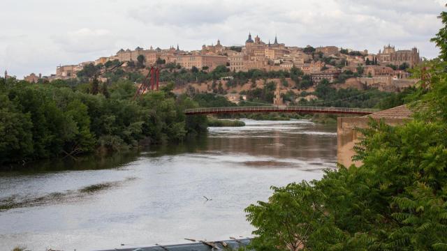 El río Tajo a su paso por la ciudad de Toledo.