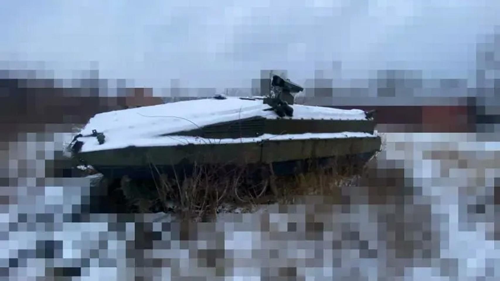 BMP-55 tirado en el campo de batalla.