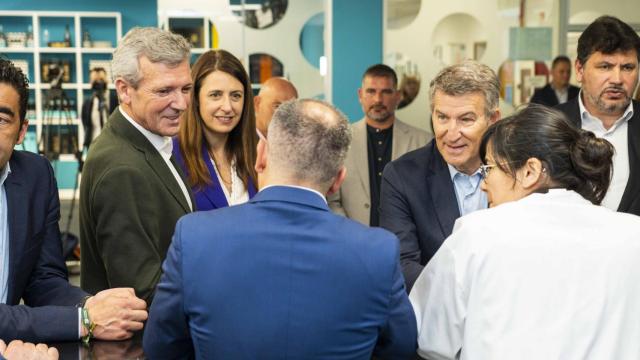 Feijoo, sobre la llegada de Juan Carlos I a Sanxenxo (Pontevedra): Aquí está muy bien y puede regatear